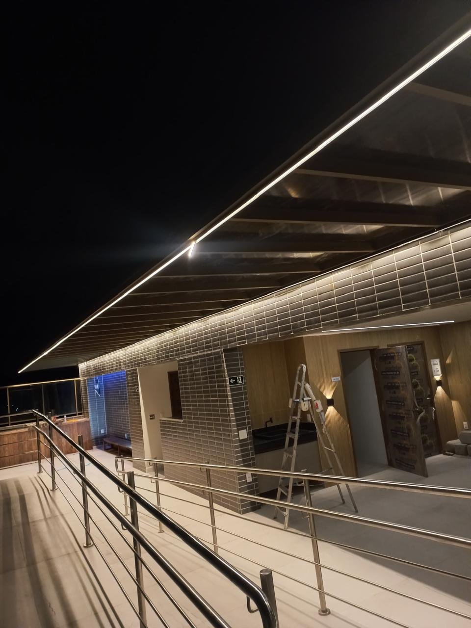 Iluminação linear instalada por Léo em uma área externa